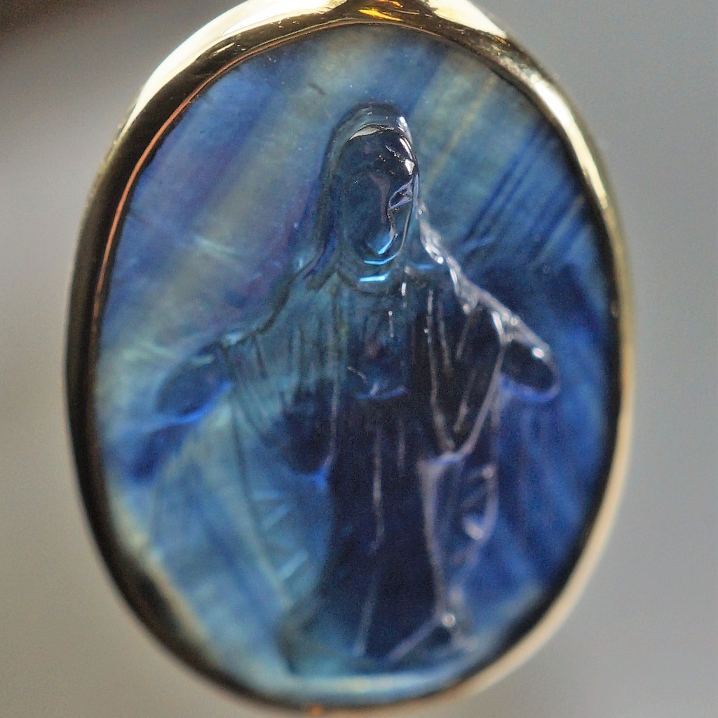 18ky Gold Genuine Carved Sapphire Pendant W/Chain